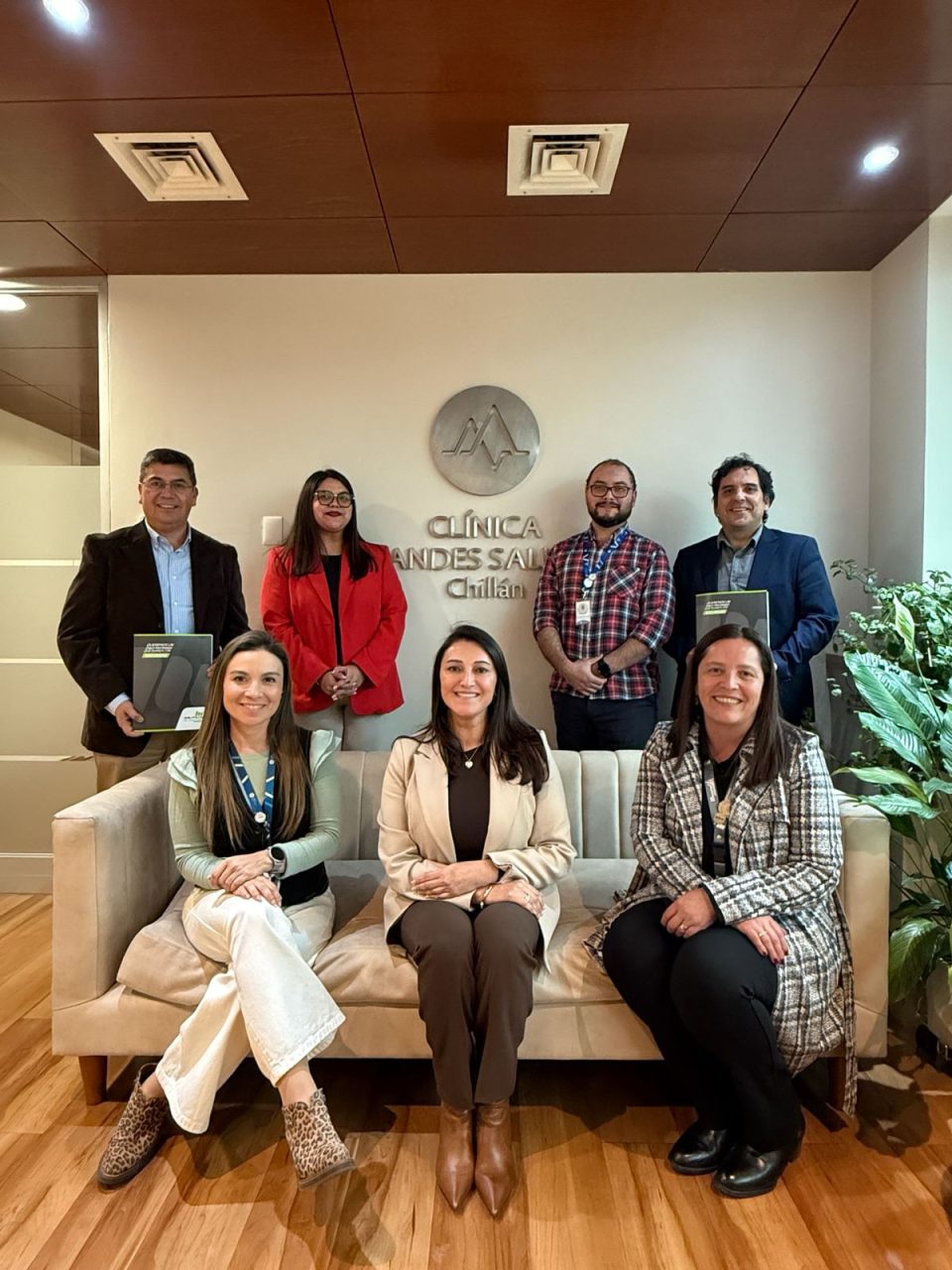 Firma de convenio entre Clínica Andes Salud Chillán y Mutual de Seguridad para plan de seguridad laboral