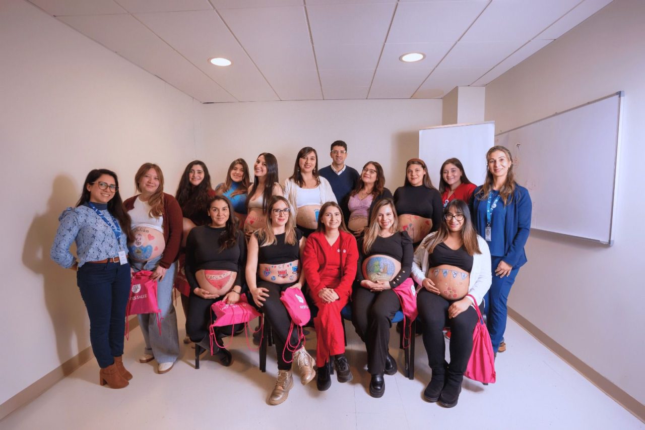 Futuras mamás participando en el taller pinta tu dulce espera de Clínica Andes Salud Chillán