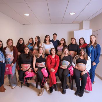 Futuras mamás participando en el taller pinta tu dulce espera de Clínica Andes Salud Chillán
