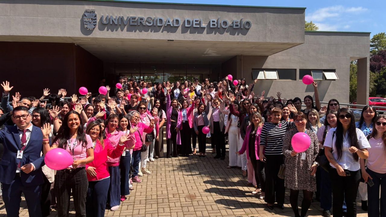 Asistentes al conversatorio de cáncer de mama formando un lazo humano con Clínica Andes Salud Chillán y la Universidad del Bío-Bío